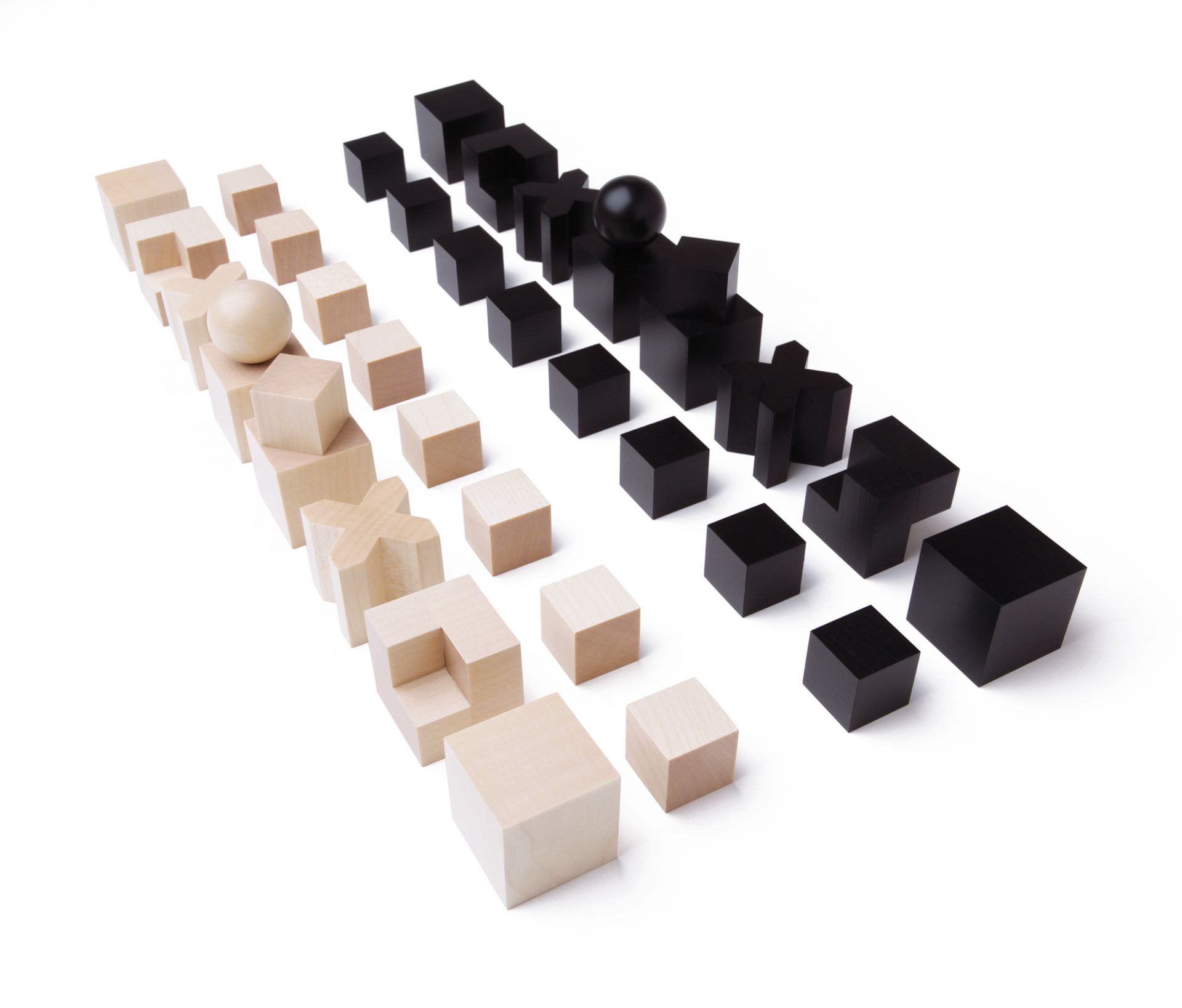 Bauhaus Schachfiguren von Naef Spiele AG: Holzfiguren in Schwarz und Naturholz auf weißem Hintergrund.
